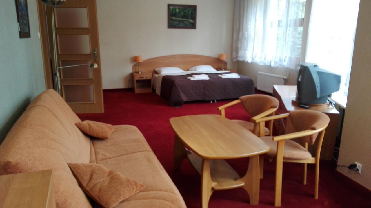 Osrodek Szkoleniowo - Wypoczynkowy Guzianka Hotel Ruciane-Nida Ngoại thất bức ảnh
